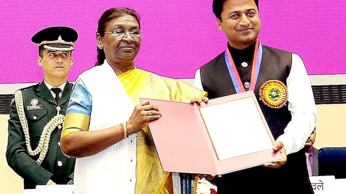 President Draupadi Murmu gives National Award to Narayan Seva Sansthan's President